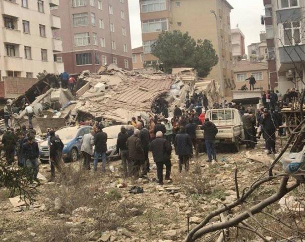 تركيا: انهيار مبنى في اسطنبول وسقوط ضحايا