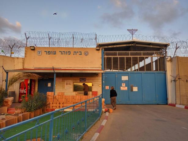 الأسرى الفلسطينيون في سجن عوفر يعلنون الإضراب المفتوح عن الطعام