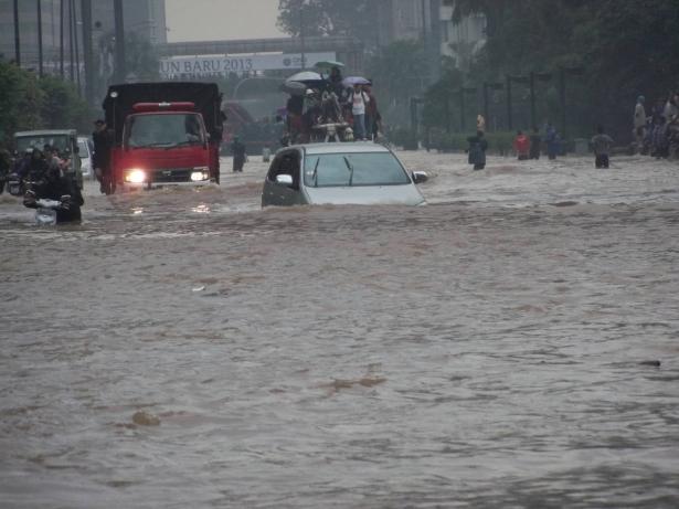ضحايا الفيضانات والانهيارات في إندونيسيا وصل الى حوالي 70 شخصًا