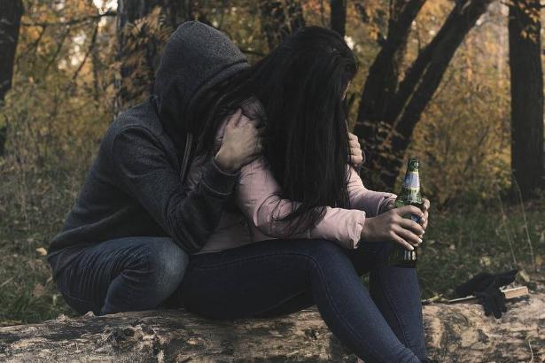تزايد إقبال المراهقين على تعاطي المخدرات والكحول في المجتمع العربي