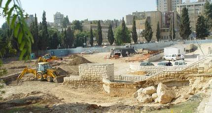 في انتهاك صارخ: تدمير ما تبقى من مقبرة مأمن الله التاريخية في القدس