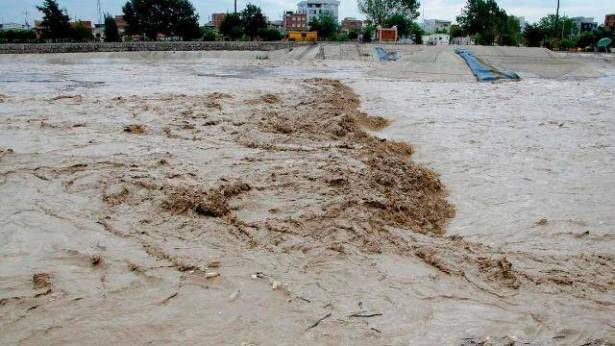 العثور على شخص عالق بحالة خطرة جرفته السيول في منطقة بيت شيمش