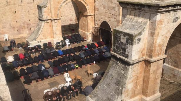 اكثر من 30 الفًا صلوا الجمعة في المسجد الأقصى وباب الرحمة