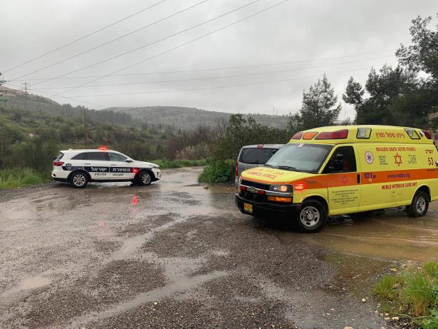 انقاذ شخص علق بسيارته في فيضان في منطقة القدس