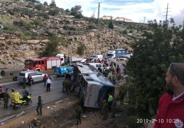 مصرع شخصين بانقلاب حافلة في القدس واصابة 41 شخصًا بينها اصابات خطرة