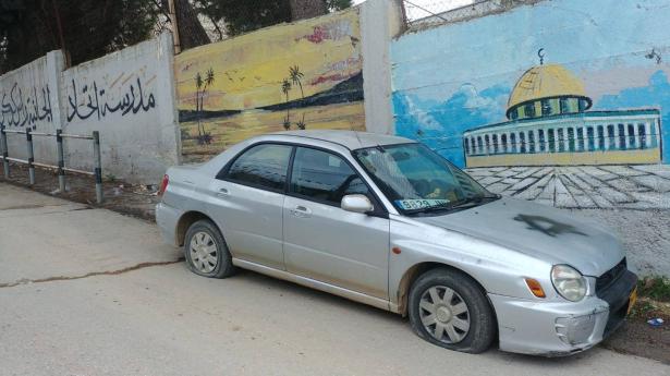 اعتداءات المستوطنين تتزايد: إعطاب مركبات وشعارات عنصرية غرب رام الله