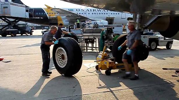 “بالفيديو” شاهد كيف يتم استبدال عجلة الطائرة ومدى تشابهها بعجلات السيارة