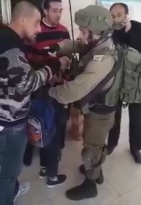 شاهد: جنود يقتحمون مدرسة في الخليل ويعتقلون طفلا في الصف الرابع