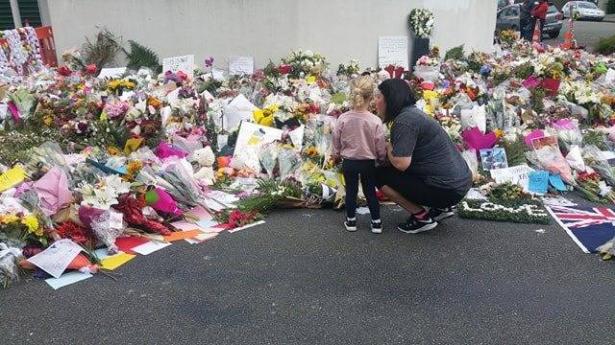 شاهد بالصور: متضامنون يتوافدون الى مكان وقوع المجزرة في نيوزيلندا لوضع اكاليل الزهور
