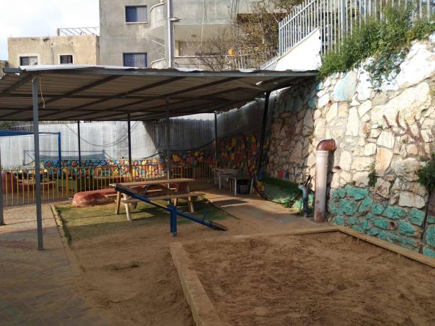 العثور على سلاح داخل روضة أطفال في جسر الزرقاء