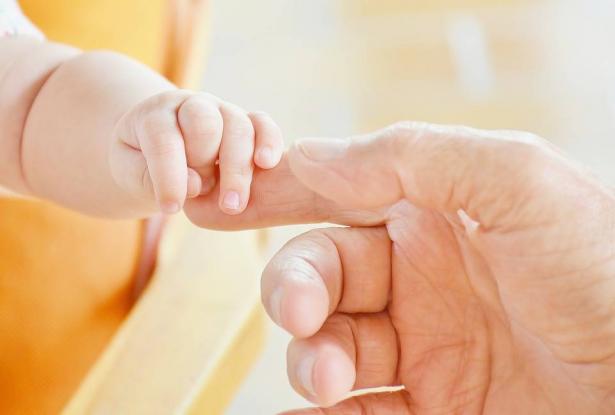 7 حركات تساعدك على فهم لغة الرضيع
