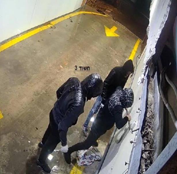 شاهد: توثيق لاقتحام عصابة من منطقة حيفا وسرقة لأحد المحلات
