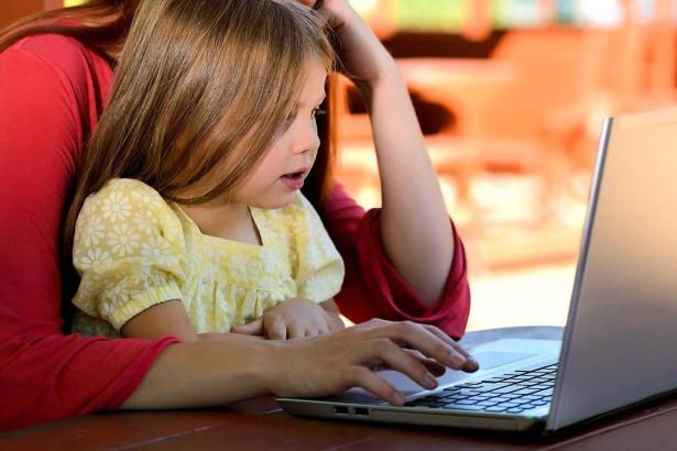 كيف نحمي اطفالنا من تحديات مواقع التواصل الاجتماعي؟
