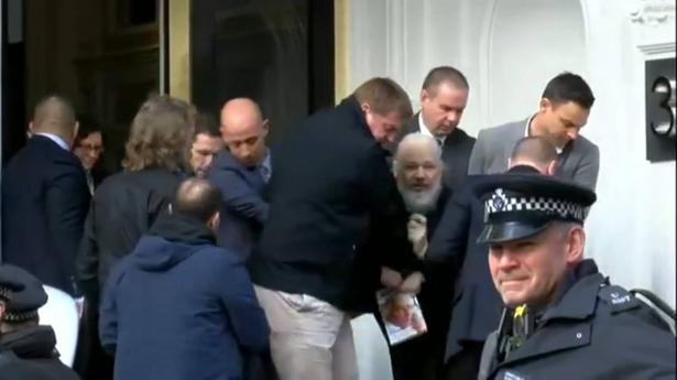 بريطانيا تعلن اعتقال جوليان أسانج مؤسس ويكيليكس من داخل سفارة الإكوادور