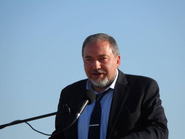 صحيفة تكشف: ليبرمان يشترط إسقاط حكم حركة حماس في غزة مقابل الدخول بائتلاف
