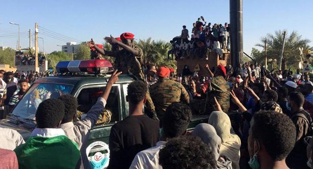 السودان.. بيان عسكري هام مرتقب وأنباء عن تنحي البشير