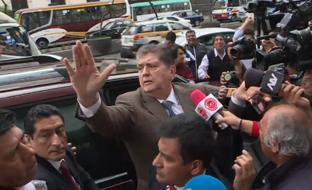 رئيس البيرو السابق جارسيا يطلق الرصاص على نفسه أثناء محاولة اعتقاله