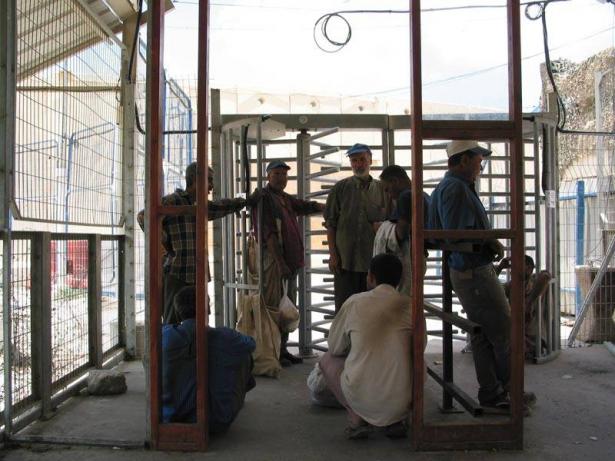 في يوم العمال، الشمس تسلط الضوء على الصعوبات التي يواجهها العمال الفلسطينيون