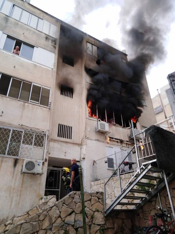 اندلاع حريق في شقة سكنية في حيفا و4 اصابات خطرة
