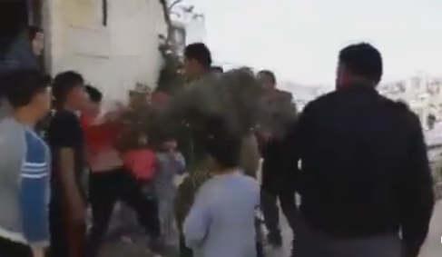 جنود يعتدون على اطفال وطلبة مدارس في الخليل