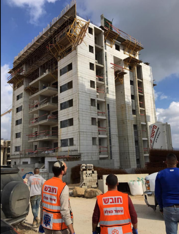 سقوط عاملين في ورشة بناء في تل ابيب عن ارتفاع 5 أمتار