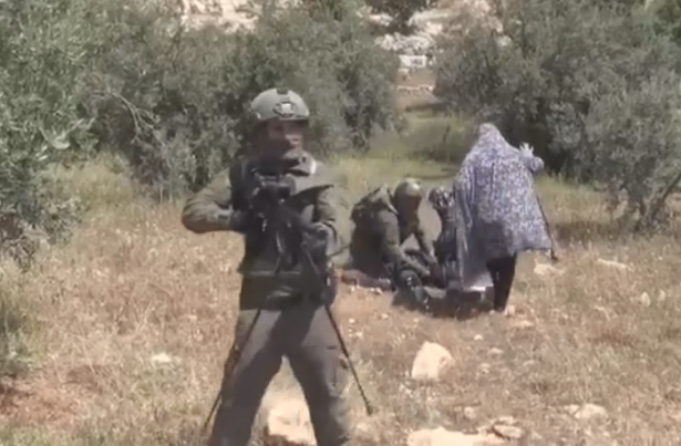 حميد يروي للشمس كيف أطلق الجيش النار على فلسطيني مكبل اليدين ومعصوب العينين