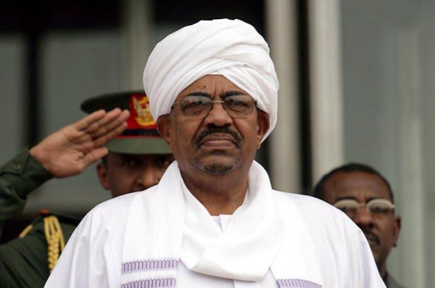 نقل الرئيس السوداني السابق عمر البشير إلى سجن انفرادي بالخرطوم