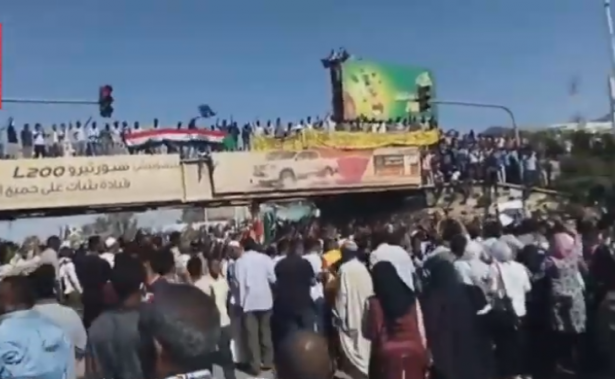 لليوم الثاني: آلاف السودانيين يعتصمون أمام مقر إقامة البشير لمطالبته بالتنحي