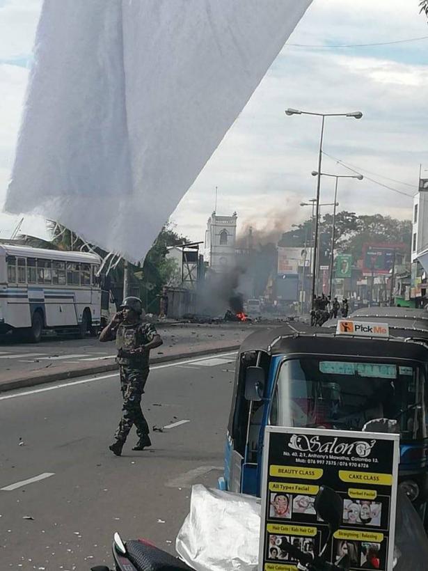 شاهد: انفجار قرب كنيسة أثناء محاولة إبطال مفعول قنبلة بسريلانكا