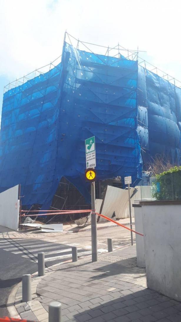 تخوفات من انهيار سقالات في عمارة بطور البناء في تل ابيب