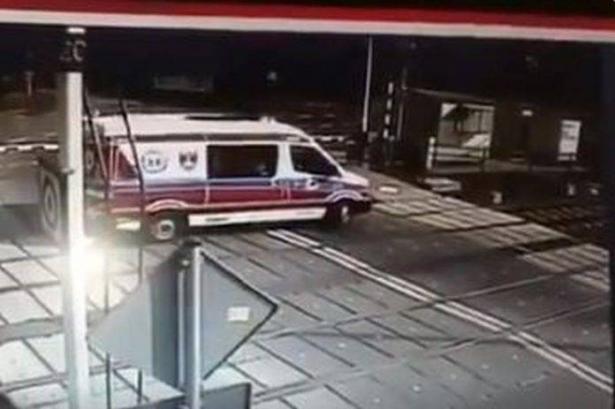 بالفيديو..قطار يسحق سيارة إسعاف اعترضت طريقه