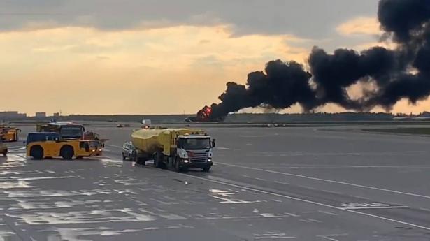 41 قتيلا بحريق اندلع في طائرة روسية بمطار موسكو