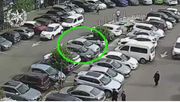 شاهد: شاب من طولكرم يقتحم سيارة للسرقة بكفار سابا وعراك مع صاحبة السيارة