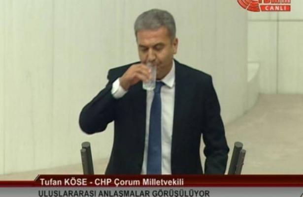 مشادات بعد شرب نائب تركي معارض الماء بنهار رمضان (شاهد)