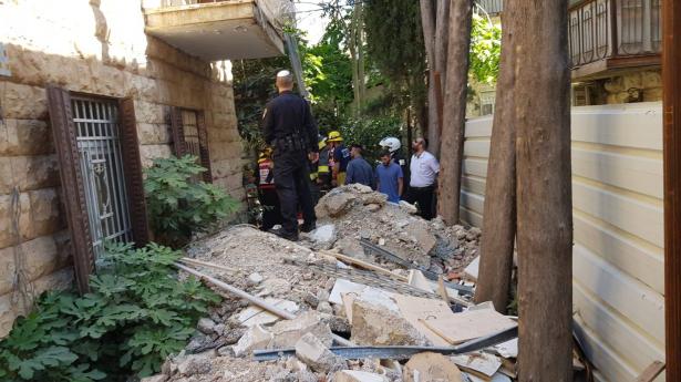 تخليص عامل من تحت الركام في ورشة ترميم في القدس