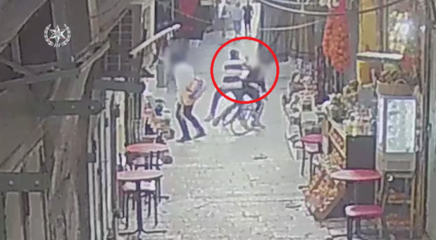 شاهد: توثيق لعملية الطعن في القدس والتي أسفرت عن اصابة شخص بصورة حرجة