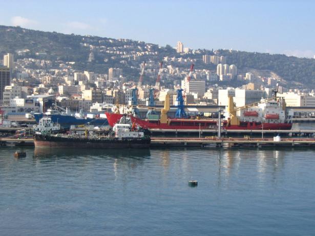مصادر عبرية: اندلاع النيران بسفينة ابحرت من تركيا الى حيفا