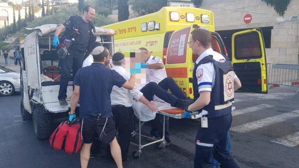 عمليتا طعن في القدس وإصابة شخصين أحدهما حالته خطيرة، الشرطة: منفذ الطعن من الضفة (19 عامًا)