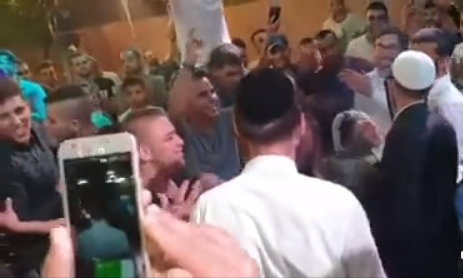 فيديو لمشاركة مستوطنين بحفل زفاف بقرية فلسطينية قرب رام الله يثير الغضب والاستياء