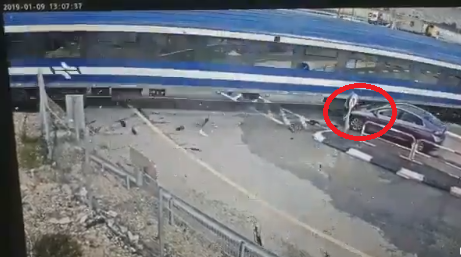 شاهد: نجاة سائقة باعجوبة جراء تصادم سيارتها بقطار