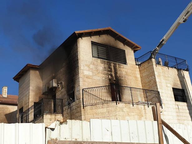 تخليص عائله في القدس بعد حريق شبّ في منزلهم