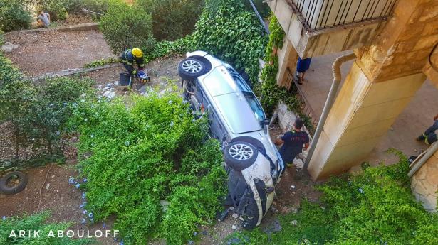 سقوط سيارة وبداخلها عالقة عن ارتفاع 10 امتار في القدس