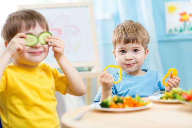 نصائح لمساعدة الأطفال الصغار على أكل الاطعمة العضوية