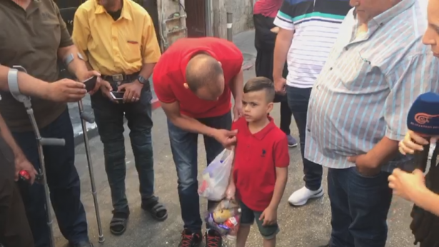 شاهد: الطفل ربيع عليان (5 سنوات) من القدس في طريقه للتحقيق بتهمة القاء حجر