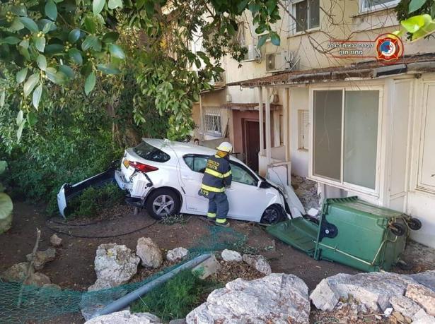 اصطدام سيارة بمدخل بيت في حيفا