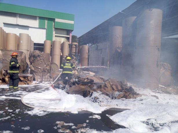 اندلاع حريق هائل في مصنع للورق في مدينة الخضيرة