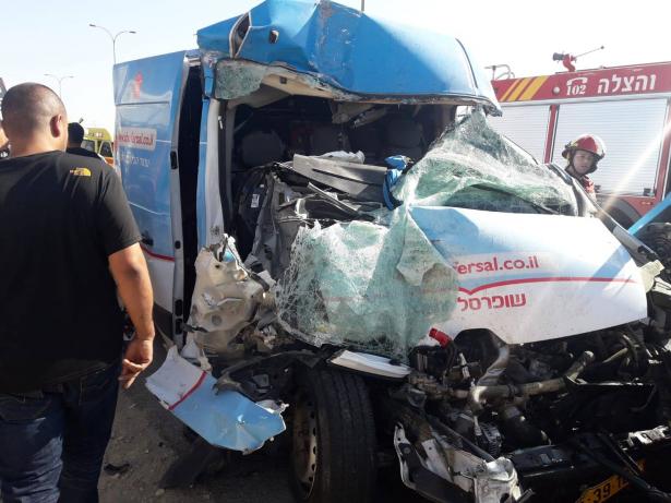 حادث طرق صعب بين حافلة ومركبتين في بئر السبع يسفر عن اصابات خطرة لشابين