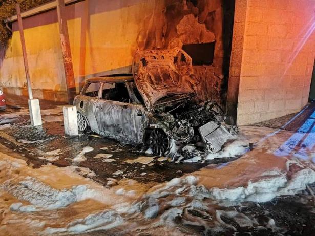 حريق يطال سيارات ودراجة نارية بشارع عباس في حيفا وتحقيق لمعرفة الأسباب