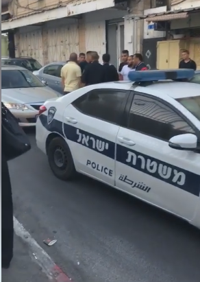 شاهد: جدال بين شبان من القدس مع شرطي