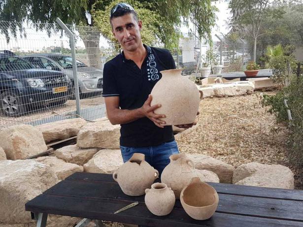 مواطن من عرابة يعثر على أواني فخارية يعود تاريخها الى 4500 عام